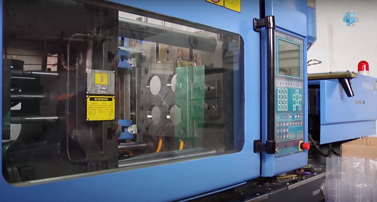 Máquina de inyección fabricando cajas Petri